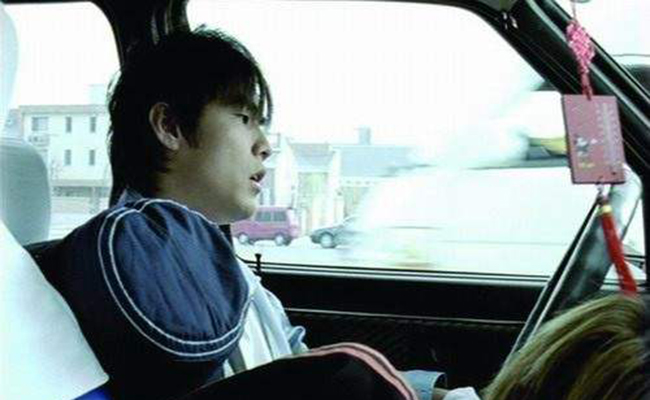 周杰伦被曝违交规 跨双白线上公交车道违规停车太危险