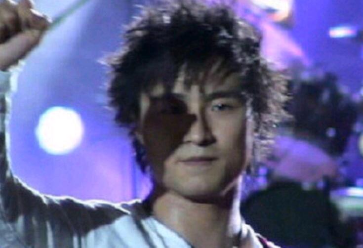 汪峰不戴眼镜的照片 歌手汪峰摘掉眼镜后成清秀小哥颜值逆天