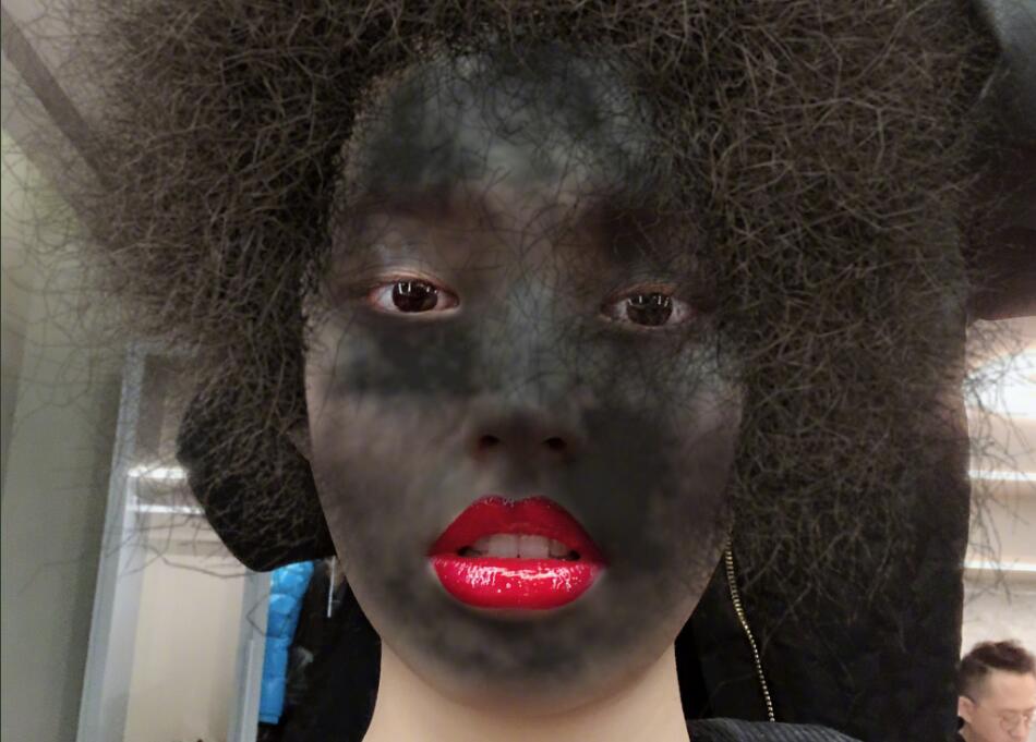 林允晒搞怪自拍 黑出新高度成狮子精像鬼一样很恐怖