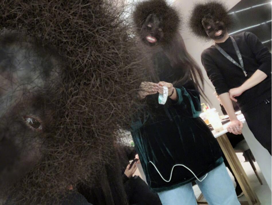 林允晒搞怪自拍 黑出新高度成狮子精像鬼一样很恐怖