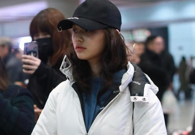 林允素颜现身机场 配图自侃回应迅速登上热搜背后原因是什么