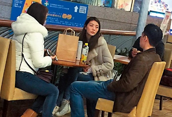 Selina前夫深夜密会吴亚馨 天涯扒皮张承中吴亚馨在一起了吗