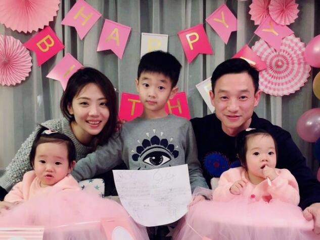 杨威双胞胎女庆生 双胞胎女儿模样软萌可爱