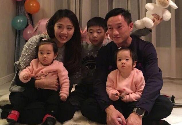 杨威双胞胎女庆生 双胞胎女儿模样软萌可爱