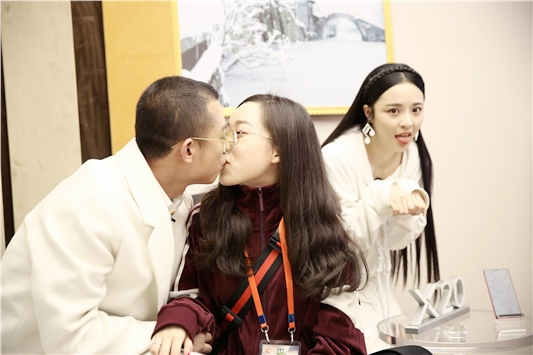 GAI与未婚妻秀恩爱 歌手现场激吻画面火辣虐哭李莎旻子