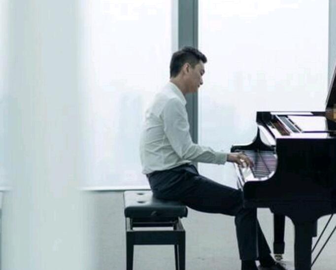 李泉钢琴大概什么水平 李泉多才多艺靠才华赢得多任女友芳心