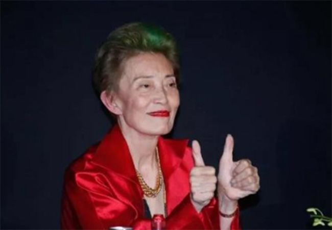 韩颖华再回应曾志伟 喊话曾志伟拉锯战火速发文急剧大反转