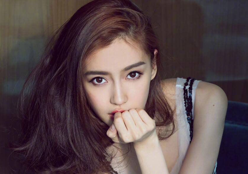 baby晒照为儿子庆生 小海绵微笑竖起食指疑似大喊我1岁啦