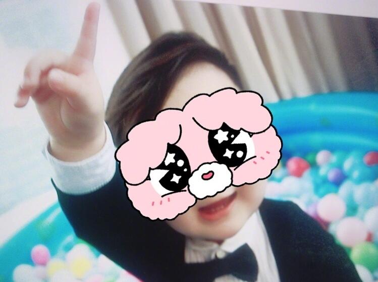 baby晒照为儿子庆生 小海绵微笑竖起食指疑似大喊我1岁啦