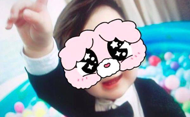 Baby为儿子庆生 马赛克挡不住的可爱发型似花轮同学