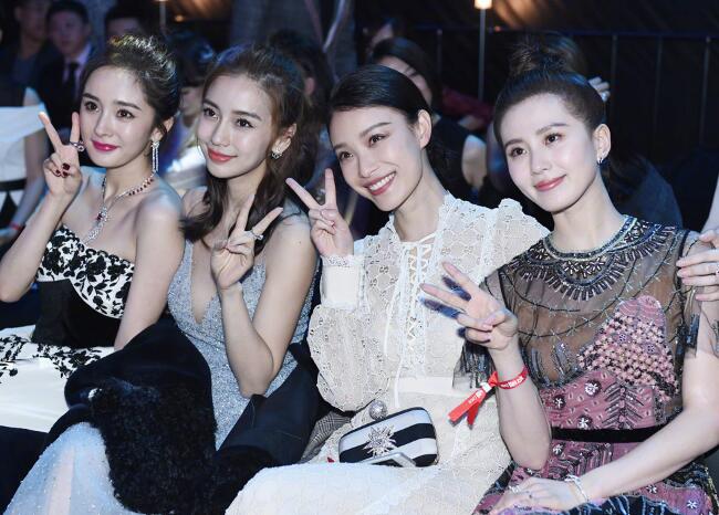 85后四小花旦同框 刘诗诗白到发光与倪妮亲密热聊