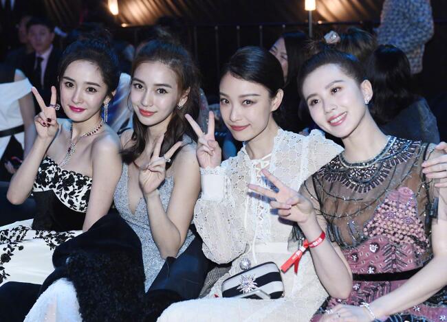 85后四小花旦同框 刘诗诗白到发光与倪妮亲密热聊