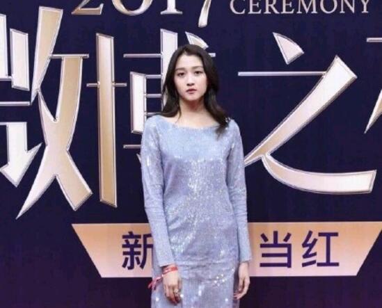 微博之夜关晓彤红毯造型 关晓彤穿礼服被吐槽似臃肿大妈