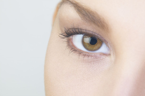 眼睛怕光睁不开是怎么回事 预防干眼症你需要这6个方法