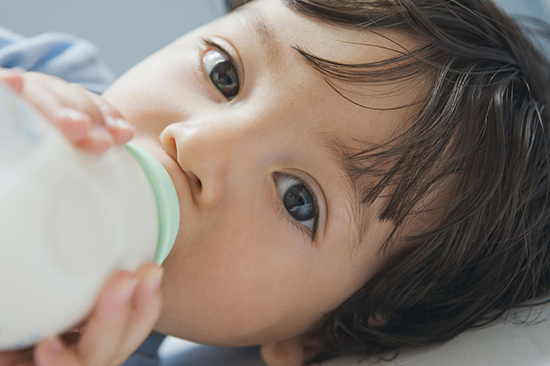 宝宝的奶瓶多久置换新的 玻璃奶瓶和塑料奶瓶哪种更好？
