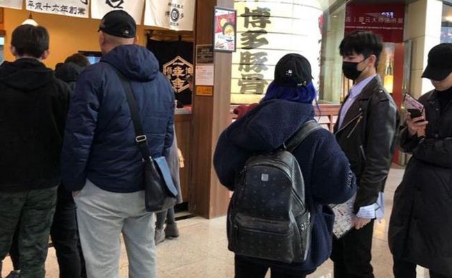 网友吃饭偶遇杨洋 一波来自吃饭等位的福利粉丝已凌乱