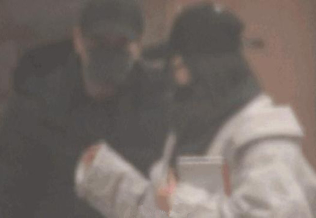 赵又廷陪高圆圆探亲 日常恩爱秀一路相拥而行撒足狗粮