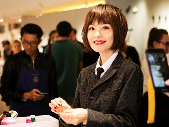 鲁豫现身巴黎 鲁豫换发型秀女装逆生长令人耳目一新