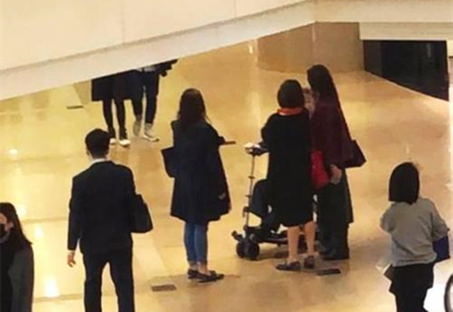 黎姿夫妇现身购物 一个甜蜜举动喂足狗粮大秀恩爱