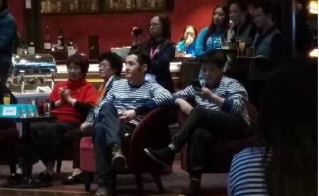 胡歌现某公司年会 接地气穿统一服装还给员工发红包