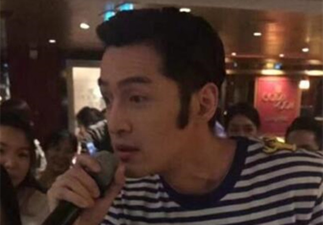 胡歌海魂衫 现身年会模仿猫王无论造型还是打扮太惊人