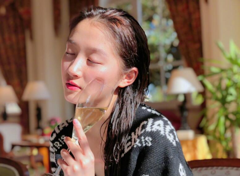 关晓彤素颜近照 皮肤真水嫩手拿高脚杯眼神微醉很迷人