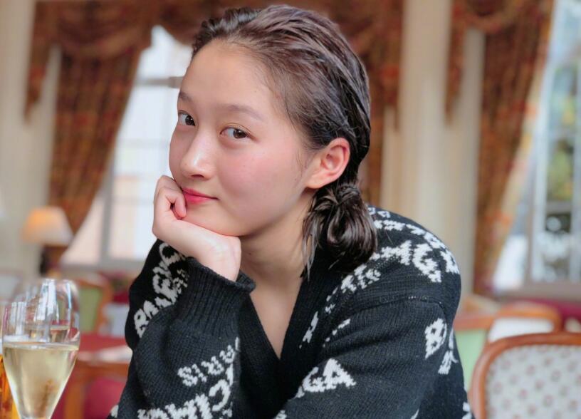 关晓彤素颜近照 皮肤真水嫩手拿高脚杯眼神微醉很迷人