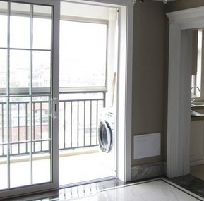 阳台和厨房之间以柜子或者屏风遮掩