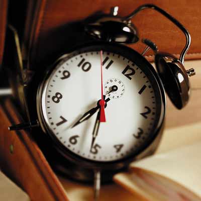 )在睡房内摆放或忿挂时钟，大致上与客厅中的摆放方法相同，但床头床尾不可悬挂时钟