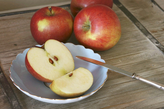 为什么苹果晚上吃就是毒苹果 早上吃苹果为什么比晚上好