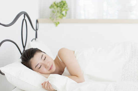 侧睡后耳朵疼是什么原因 侧睡好还是仰睡好？
