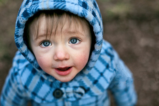 小孩子脸蛋总是红的是什么原因 除了干燥过敏还有这些因素
