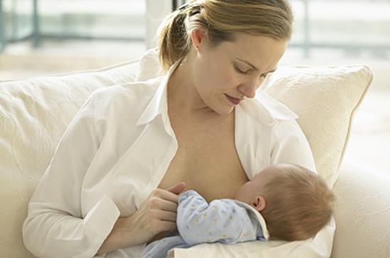 女性胸小会影响生育和哺乳吗 女性胸小奶水量也会减少吗