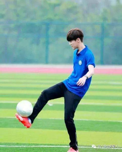 鹿晗踮脚原来是模仿偶像C罗?鹿晗垫脚只是致敬偶像