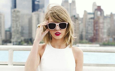 霉霉与好姐妹聚餐图曝光 网友表示这画风有点清奇