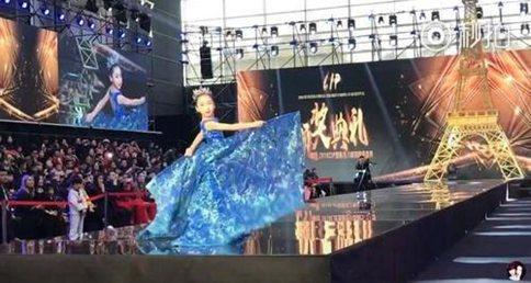 范冰冰妹妹范朵朵也要出道?范朵朵走秀视频曝光