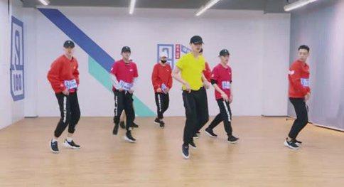 张艺兴带蔡徐坤练舞跳到气踹 自爆当初努力练习被当疯子