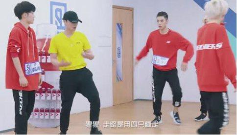 张艺兴带蔡徐坤练舞跳到气踹 自爆当初努力练习被当疯子