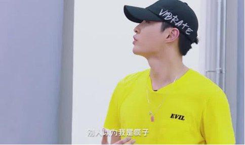 张艺兴带蔡徐坤练舞跳到气踹 自爆当初努力练习被当疯子