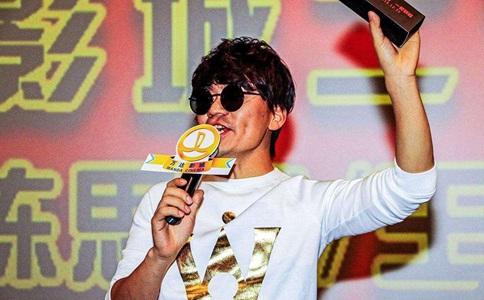 王宝强亲自领金扫帚奖说了什么?网友表示杨幂应该学学!