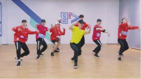 张艺兴带蔡徐坤练舞跳到气踹 自爆当初努力练习被当疯子