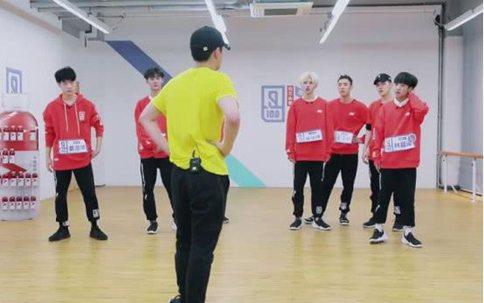 张艺兴带蔡徐坤练舞跳到气踹 自爆当初努力练习被当疯子