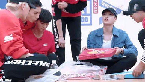 张艺兴自爆163cm时体重145斤 称自己以前是猪