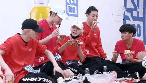 张艺兴自爆163cm时体重145斤 称自己以前是猪