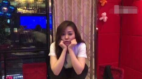 张靓颖蹲火锅桌上唱歌原因是什么 张靓颖蹲火锅桌上唱歌短视频地址