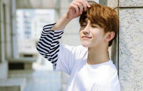 蔡徐坤和郑允浩粉丝互喷 郑允浩被黑粉喂胶水