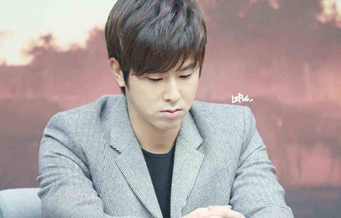 蔡徐坤和郑允浩粉丝互喷 郑允浩被黑粉喂胶水