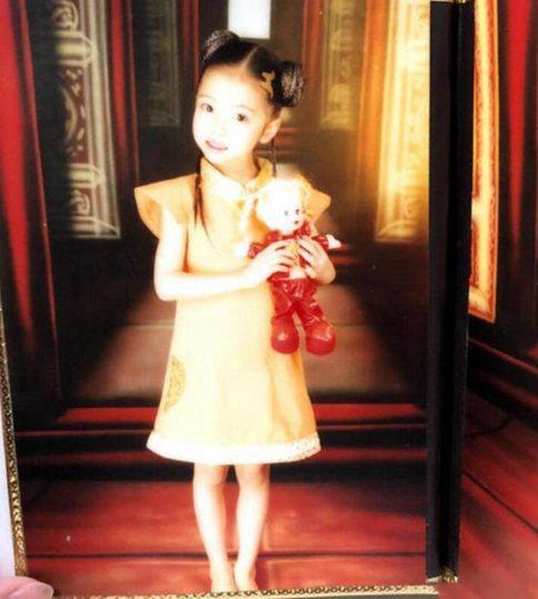 豆得儿上综艺见光死?豆得儿晒童年照回应整容传闻