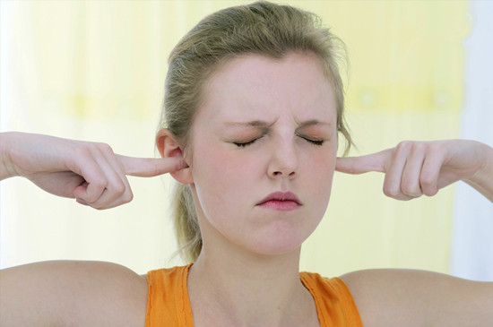 耳朵突然嗡嗡响是怎么回事 耳鸣应该如何预防呢