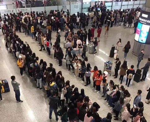 偶像练习生选管和粉丝发生冲突 Justin阻止却被罚面壁